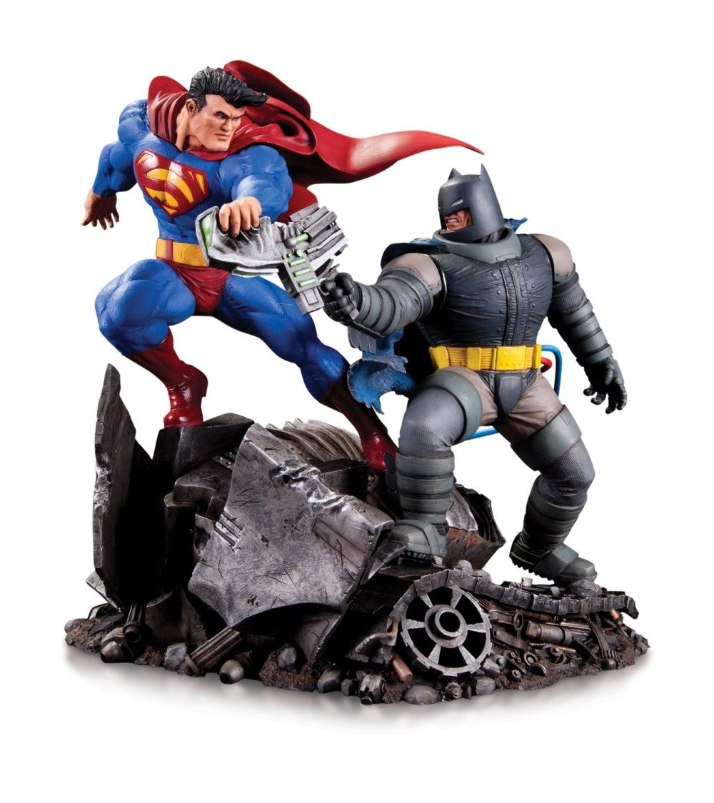 DC Comics: Batman vs Superman Mini Battle Statue