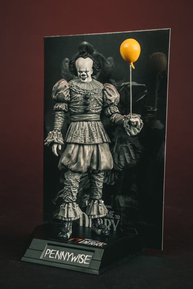 It Welcome to Derry Movie Maniacs Figure Pennywise (Black & White) 16 cm