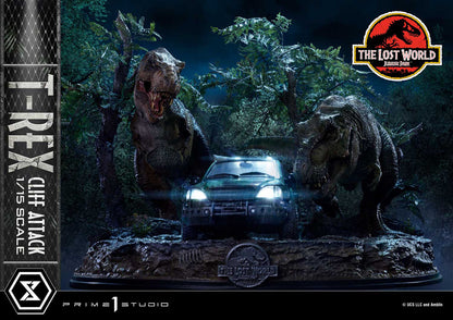 Jurassic World: The Lost World Statue 1/15 T-Rex Cliff Attack 53 cm